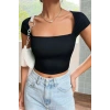 Giyim Kadın Siyah Modern Fit Kare Yaka Yarım Kol Göğüs Dekolteli Crop Top Bluz