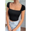 Kadın Siyah Kare Yaka Yarım Kol Göğüs Dekolteli Crop Top Bluz
