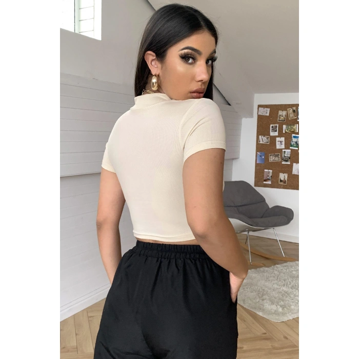 Kadın Ekru Göğüs Dekolteli Yarım Kollu Cut Out Crop Top Bluz