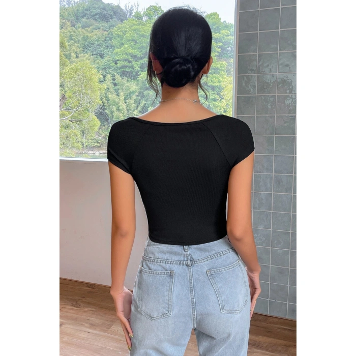 Kadın Siyah Kare Yaka Yarım Kol Göğüs Dekolteli Crop Top Bluz