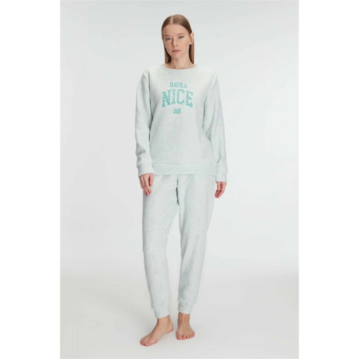 Kadın Uzun Kollu Polar Pijama Takımı – Yumuşak Dokulu, Sıcak Tutan Kışlık Takım