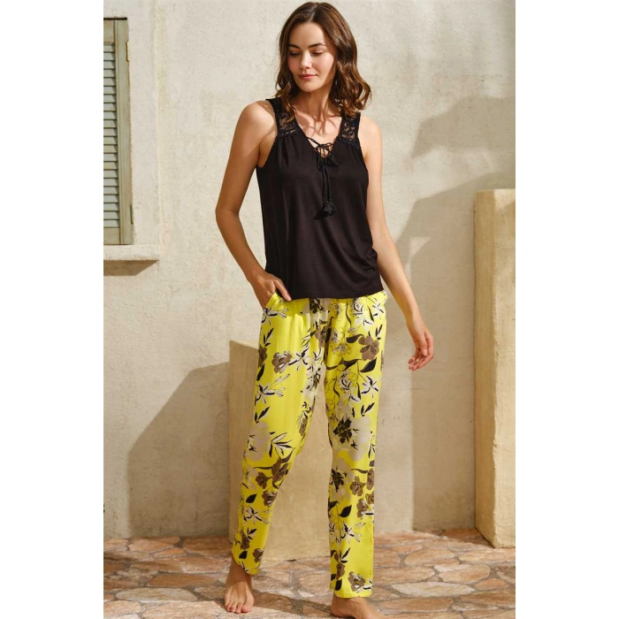 Sıfır Kol V Yaka Viskon Çiçek Desenli Yazlık Uzun Uzun Paçalı Dantel Detaylı Pijama Takımı