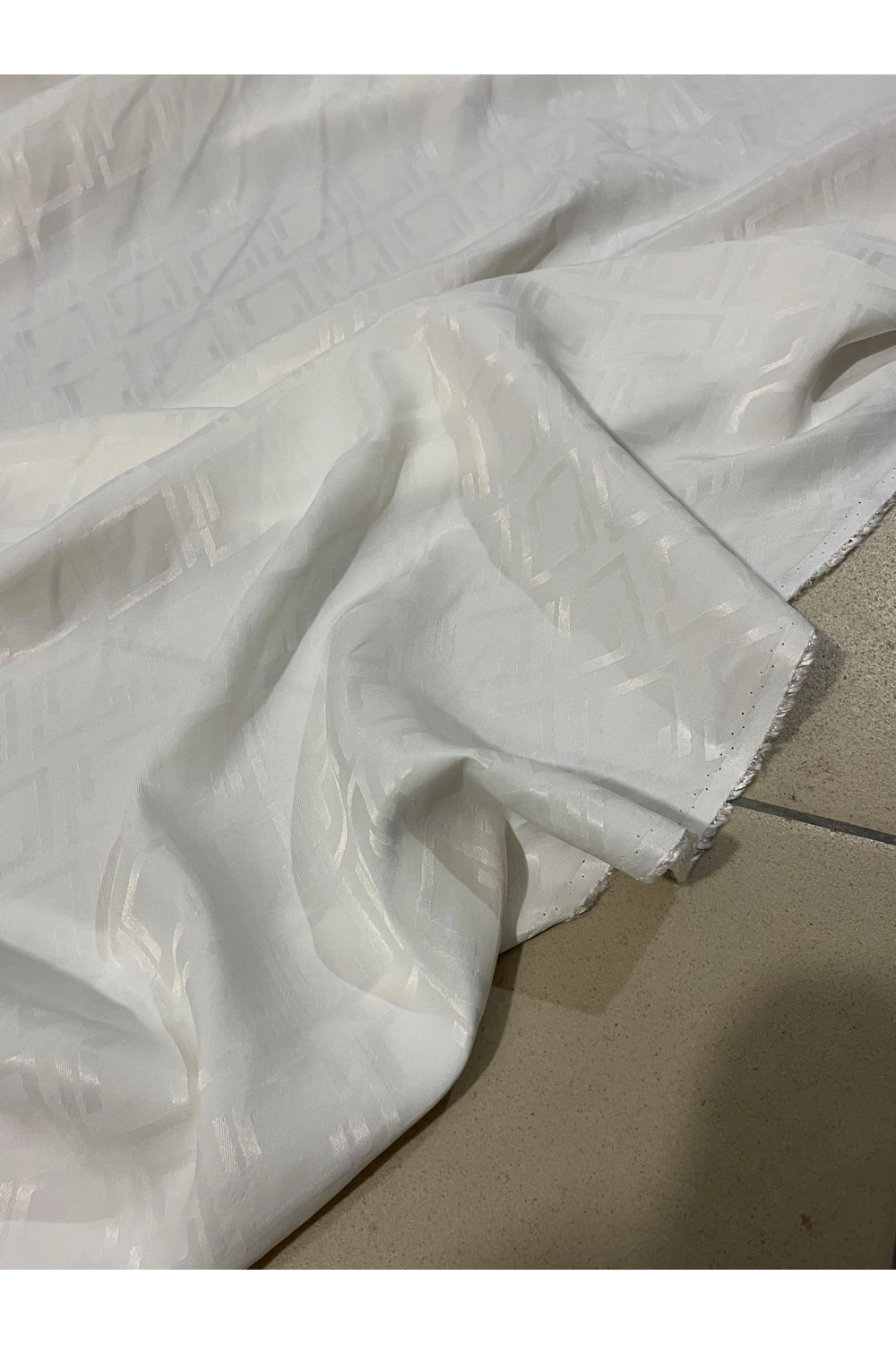 BEYAZ RENK KARE DESEN İPEK JAKAR