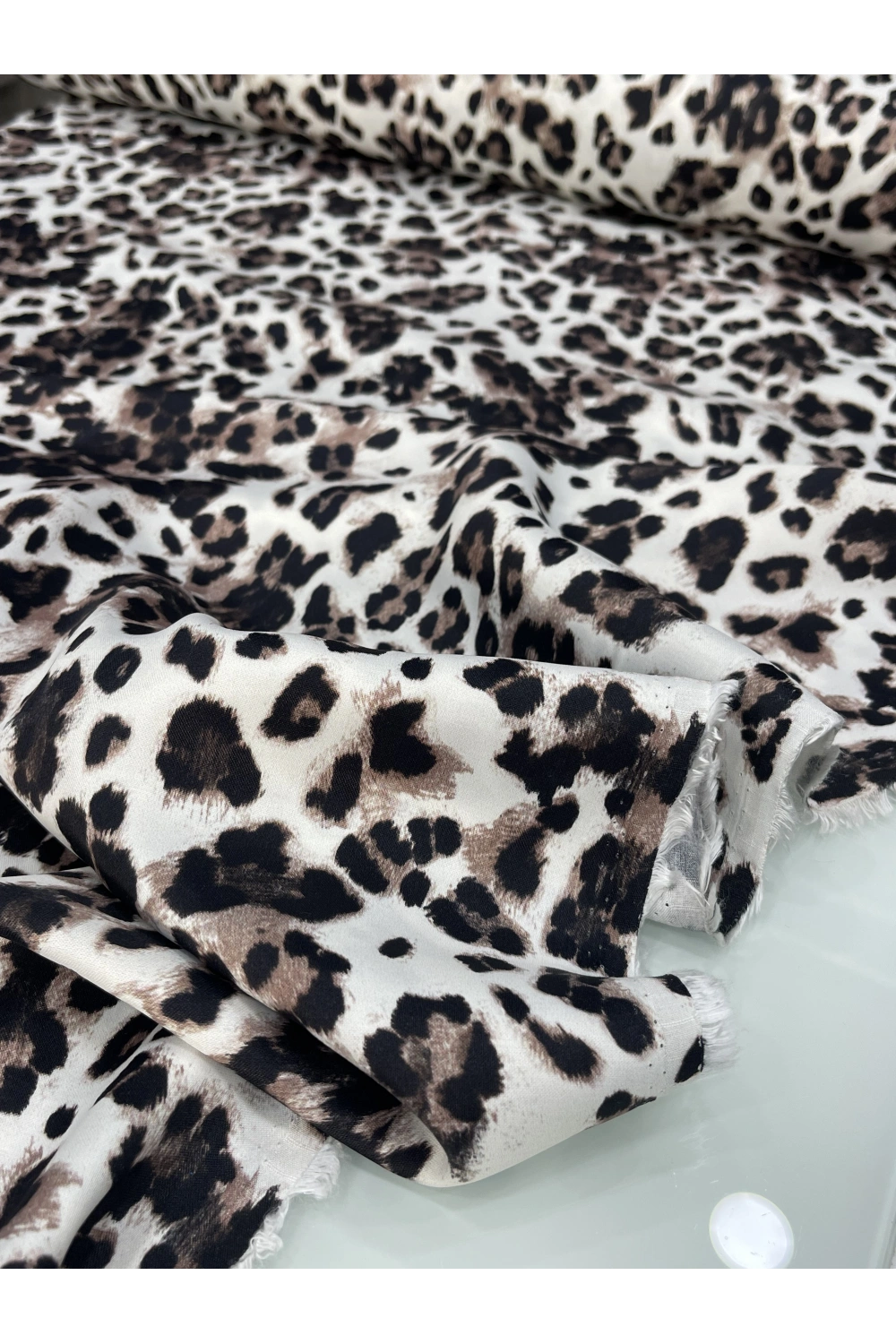 BEYAZ ZEMİNLİ LEOPAR DESEN FLOŞ VİSKON