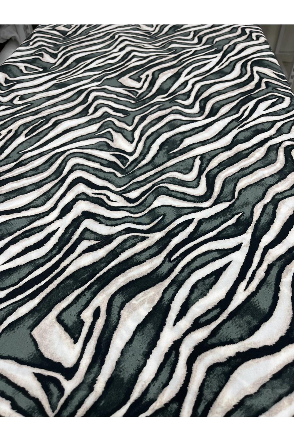 KREM-YEŞİL ZEBRA DESEN VİSKON