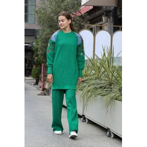 Omuz detaylı kol nakışlı ikili alt üst triko takım yeşil