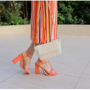 Uzun zincir kollu kapaklı inci çanta beyaz