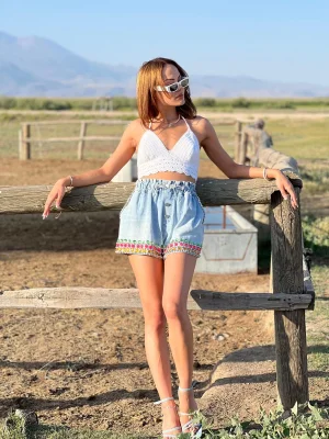 Renkli Taş İşlemeli Beli Lastikli Kot Şort