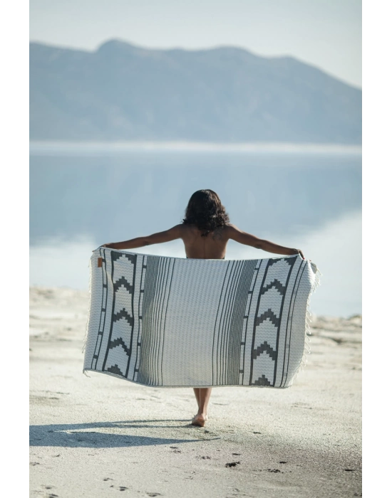 Nesta Siyah Peshtemal