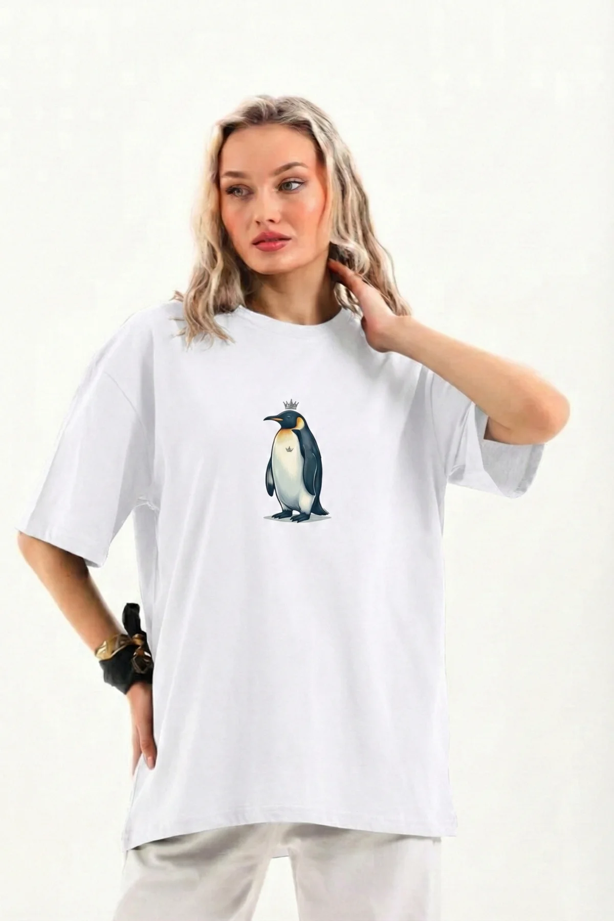 Kadın Oversize Tişört - Sırt Baskılı Survivor Penguin Temalı Felsefi Yazılı - Beyaz