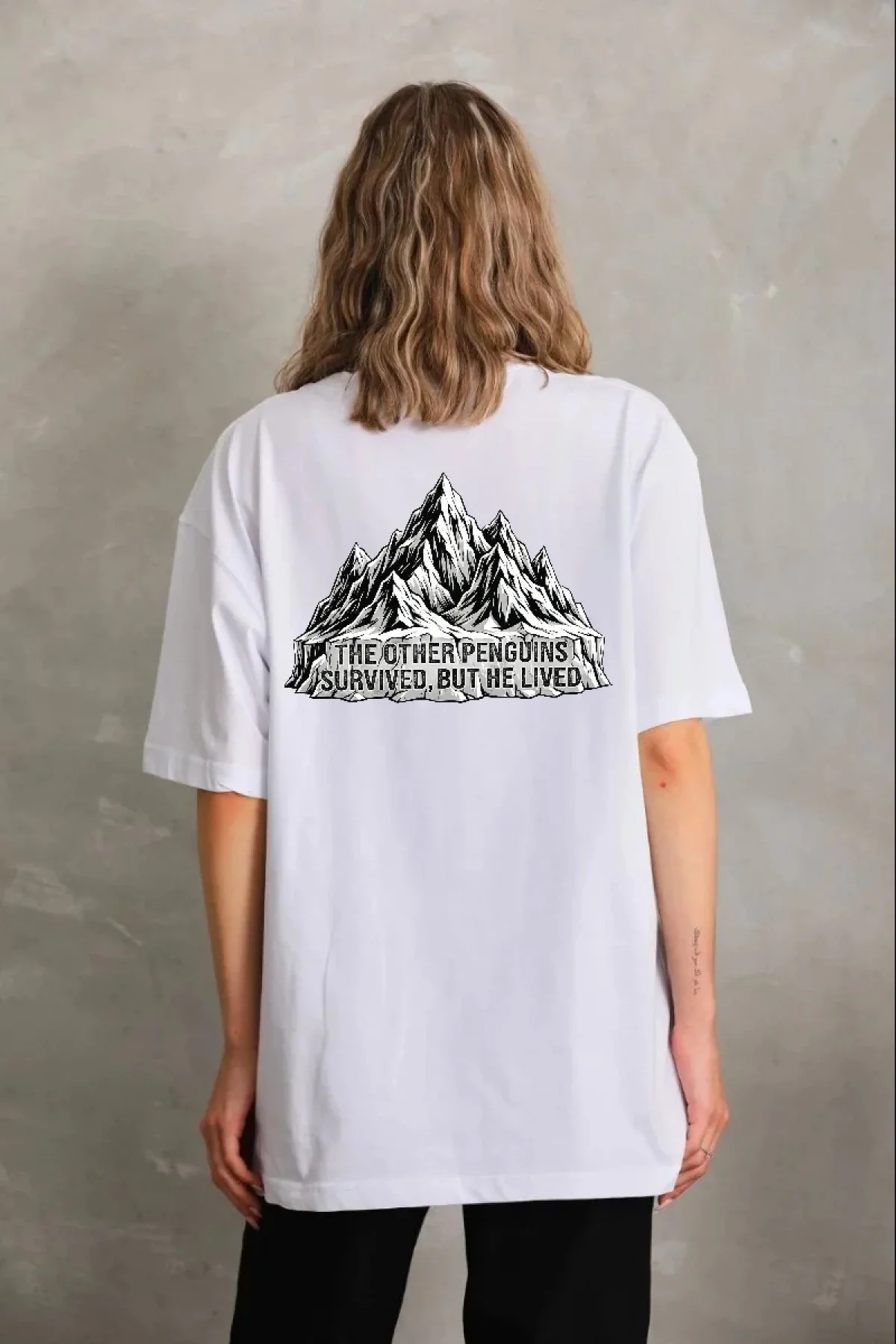 Kadın Nihilist Penguen Temalı Oversize Bisiklet Yaka Tişört - Beyaz