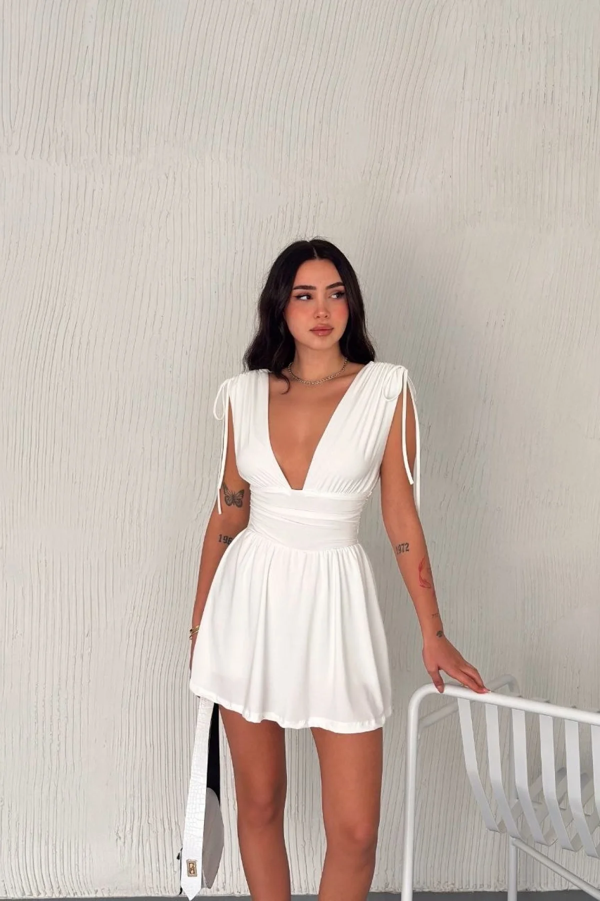 Kadın Derin V Yaka Etek Görünümlü Şortlu Elbise Drapeli Mini Yazlık - Beyaz
