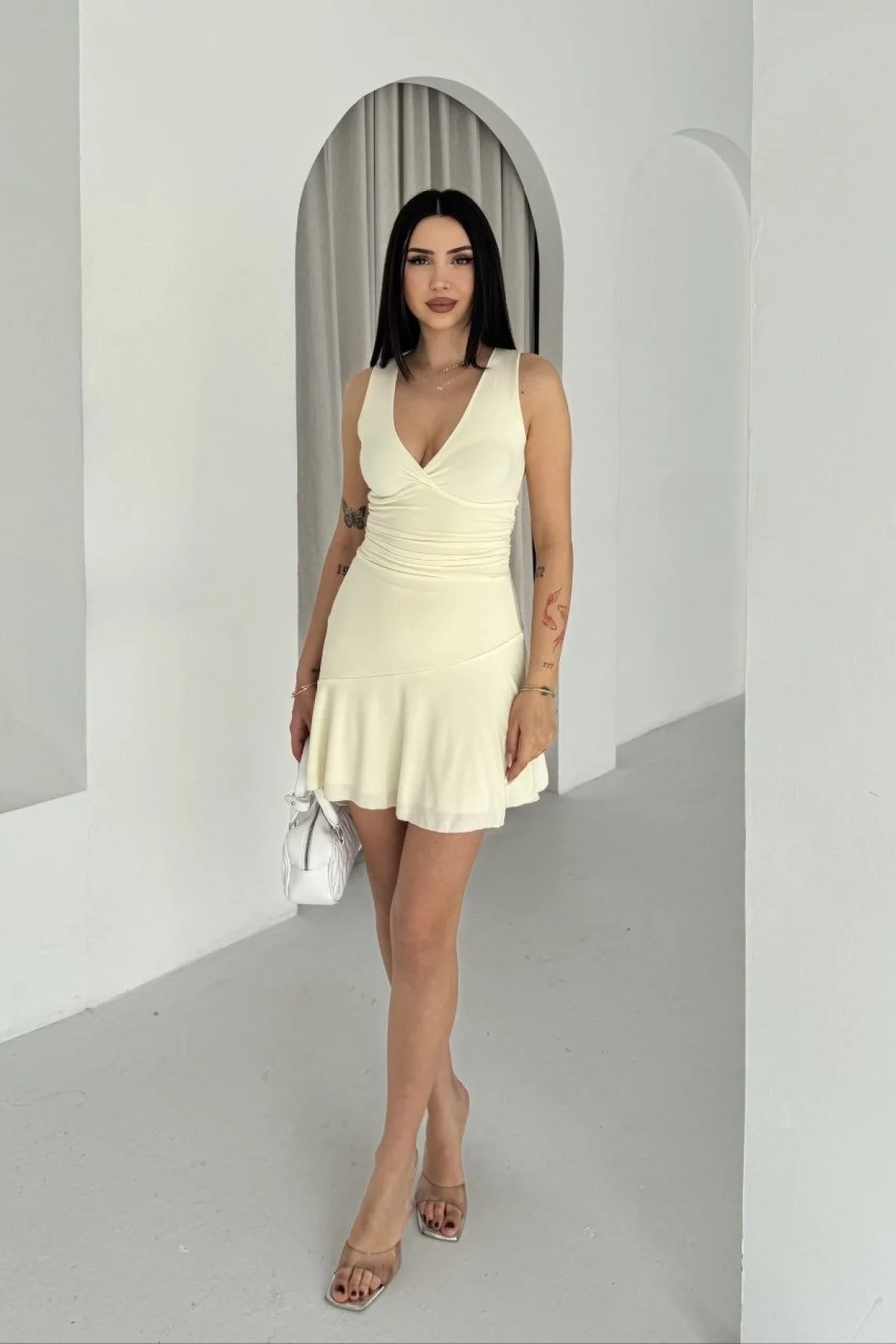 Kadın Derin V Yaka Sırt Dekolteli Mini Elbise Drapeli Şık Kolsuz - Açık Sarı
