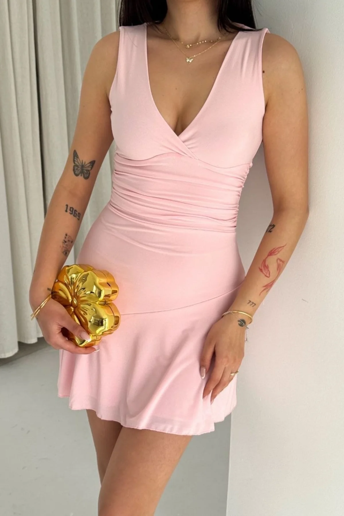 Kadın Derin V Yaka Sırt Dekolteli Mini Elbise Drapeli Şık Kolsuz - Pembe