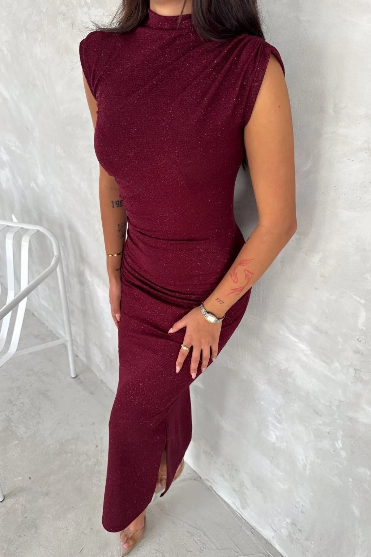 Kadın Likralı Simli Kumaş Yandan Yırtmaçlı Uzun Elbise Şık Kolsuz Abiye - Bordo