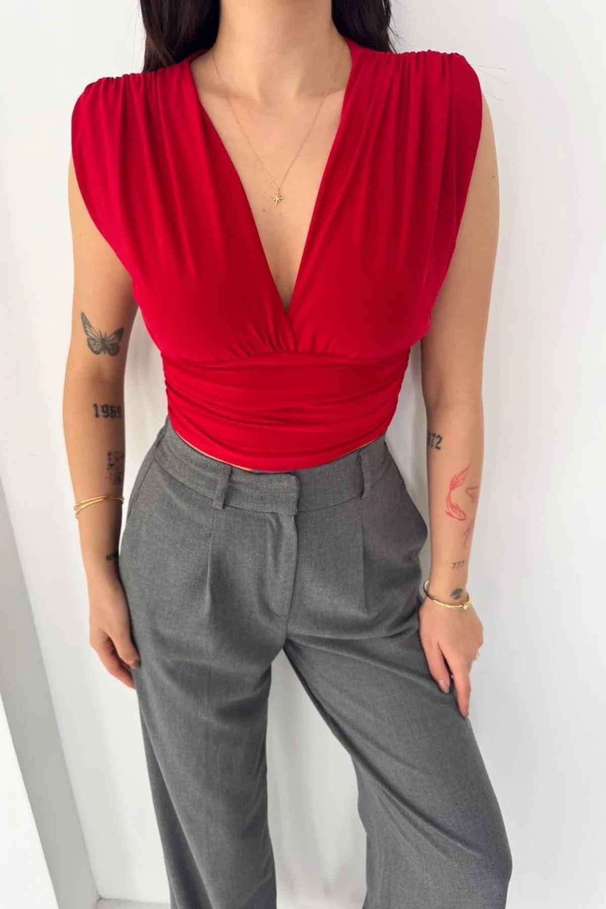 Kadın Vatkalı Kolsuz V Yaka Drapeli Crop Bluz Likralı Fit - Kırmızı