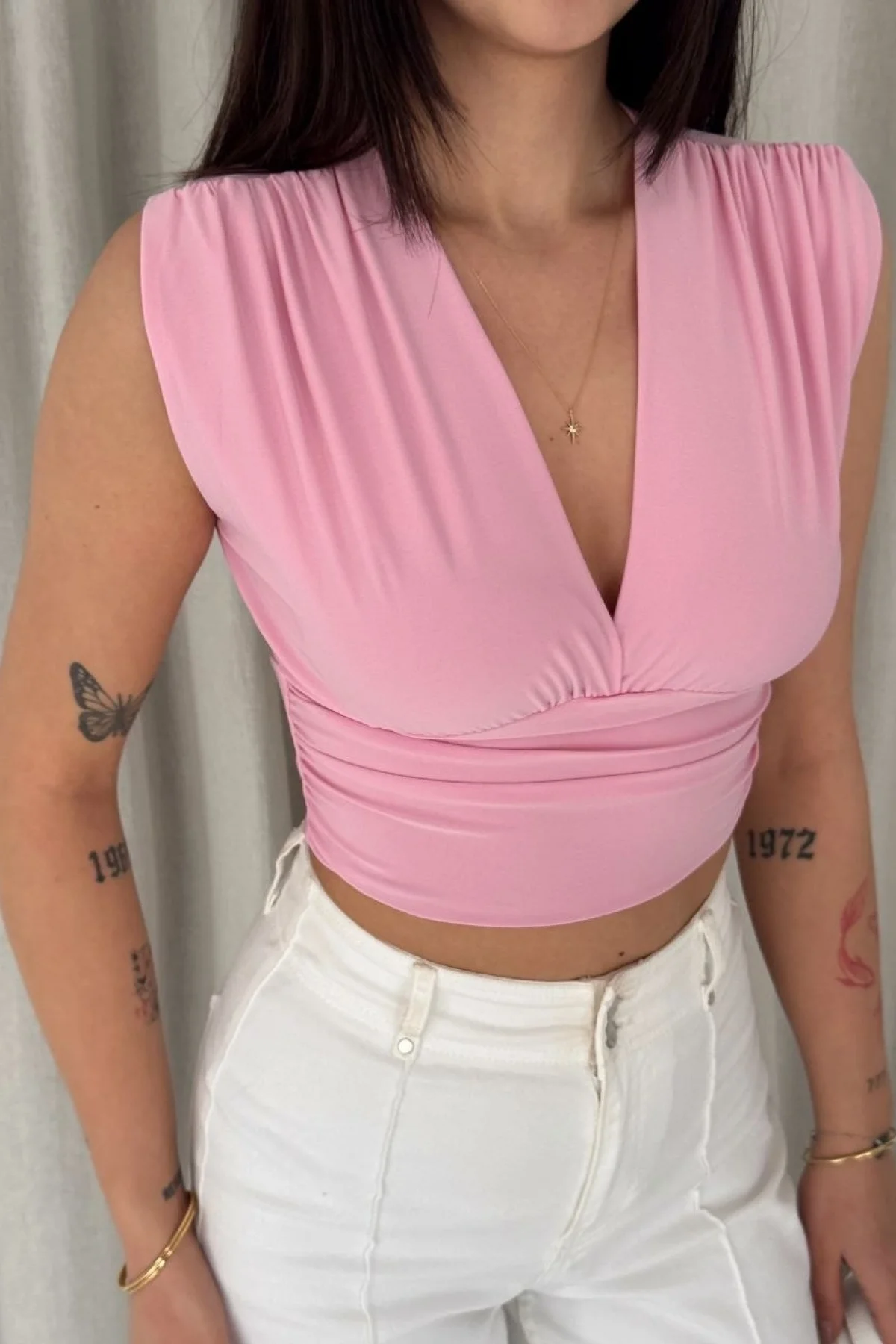 Kadın Vatkalı Kolsuz V Yaka Drapeli Crop Bluz Likralı Fit - Pembe