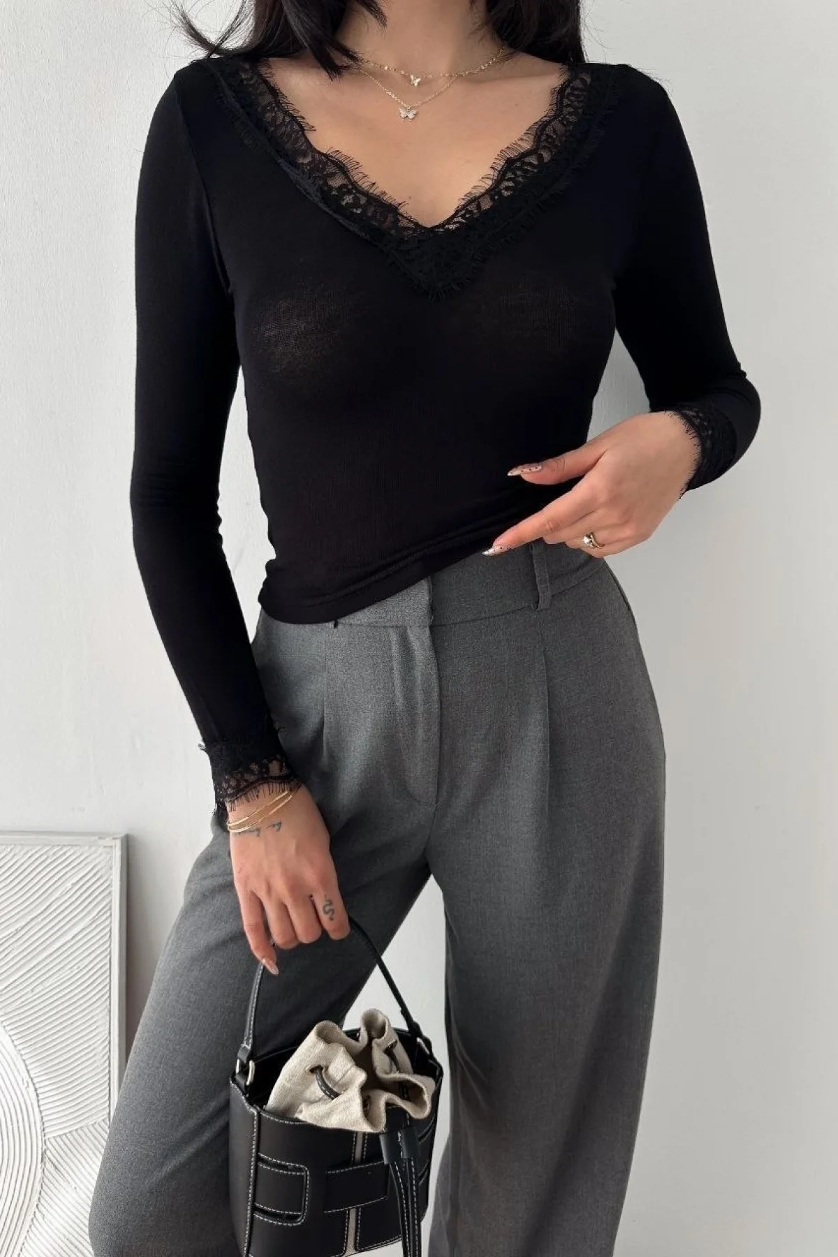 Kadın Dantel Detaylı V Yaka Arkası V Yaka Kaşmir Dokulu Uzun Kollu Bluz - Siyah