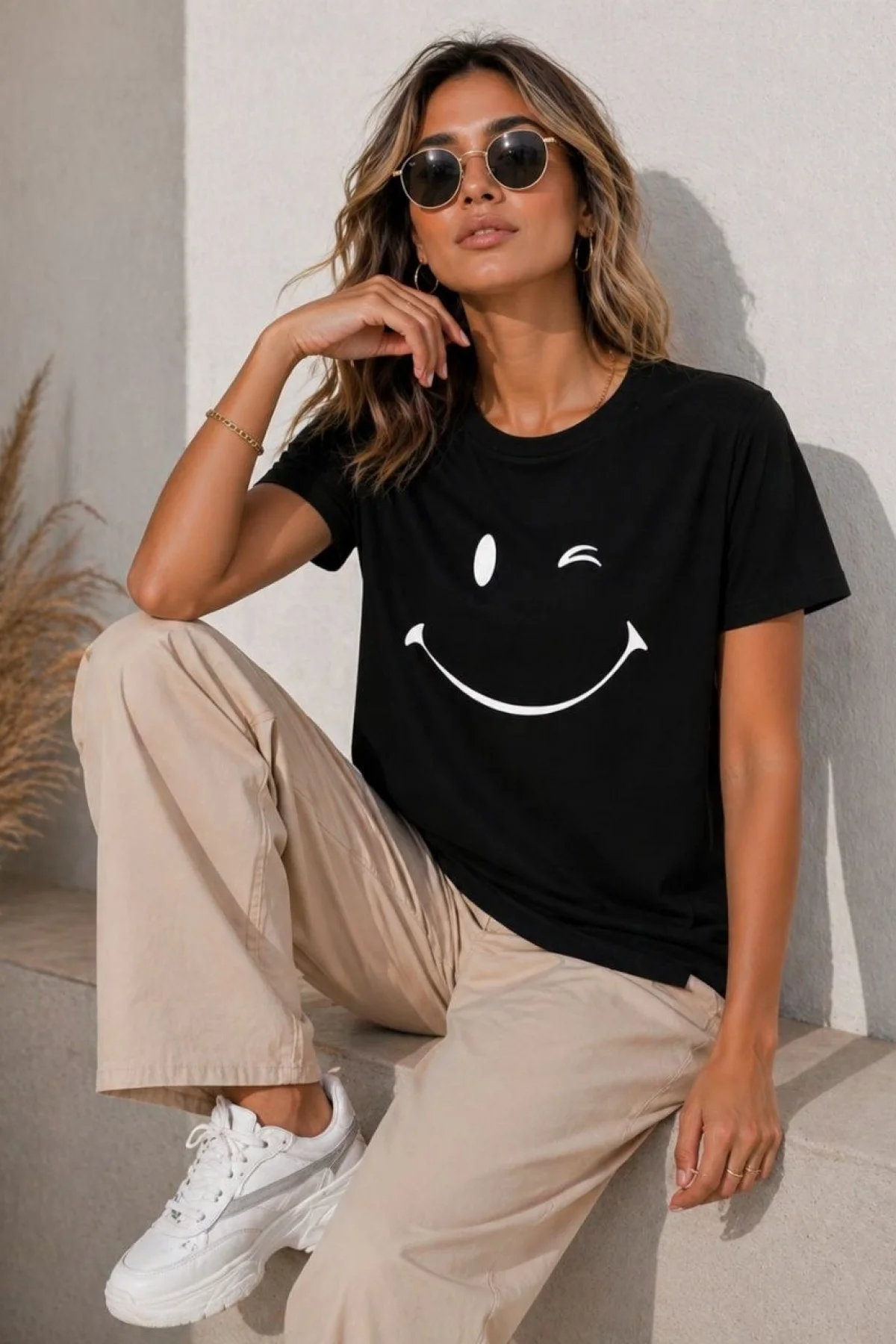 Kadın Minimal Gülümseyen Yüz Baskılı Tişört Kısa Kol Yazlık T-Shirt - Siyah