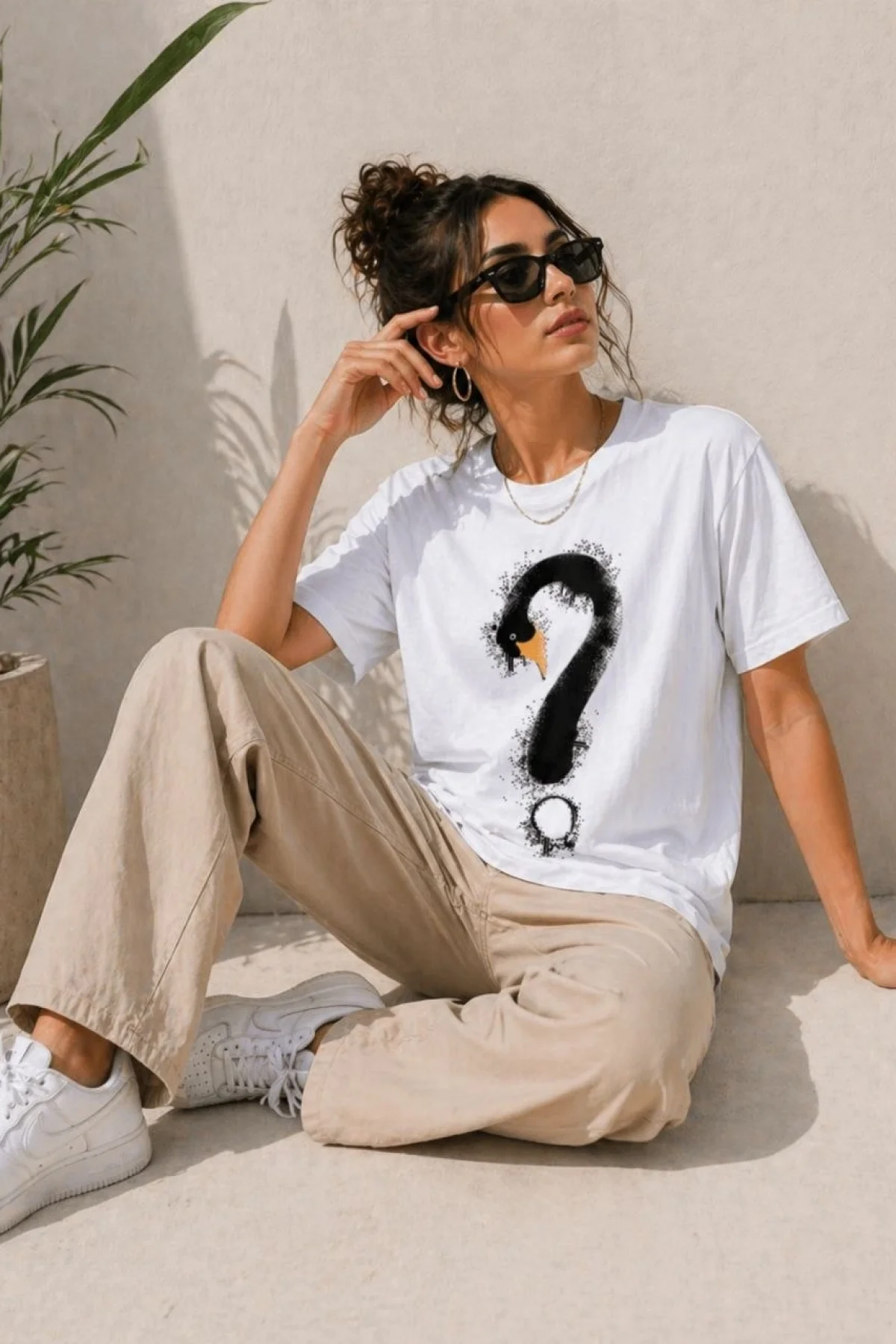 Kadın Kuğu Figürlü Soru İşareti Baskılı Tişört Kısa Kol T-Shirt - Beyaz
