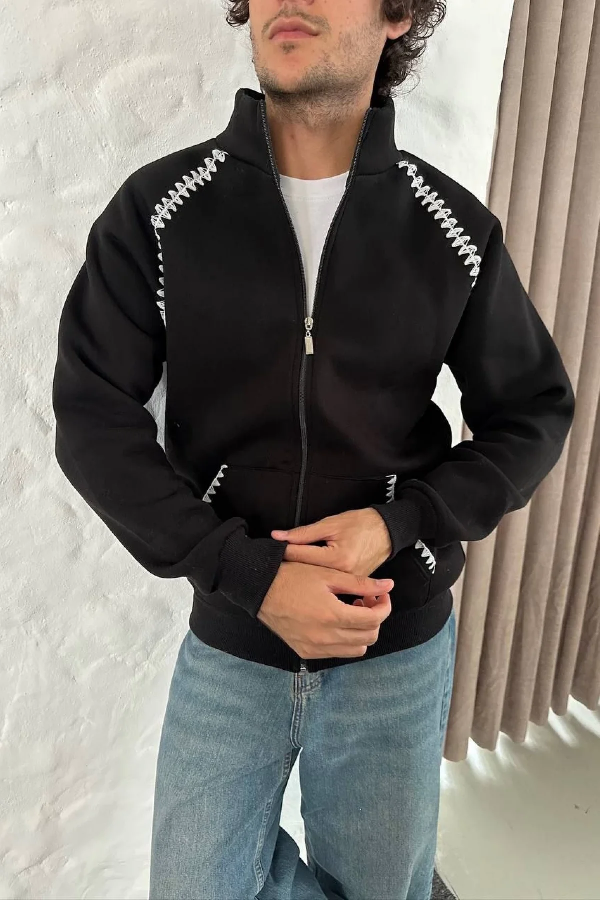 Erkek Oversize Dik Yaka Fermuarlı Sweatshirt - Zincir Nakışli Kanguru Cepli - Siyah