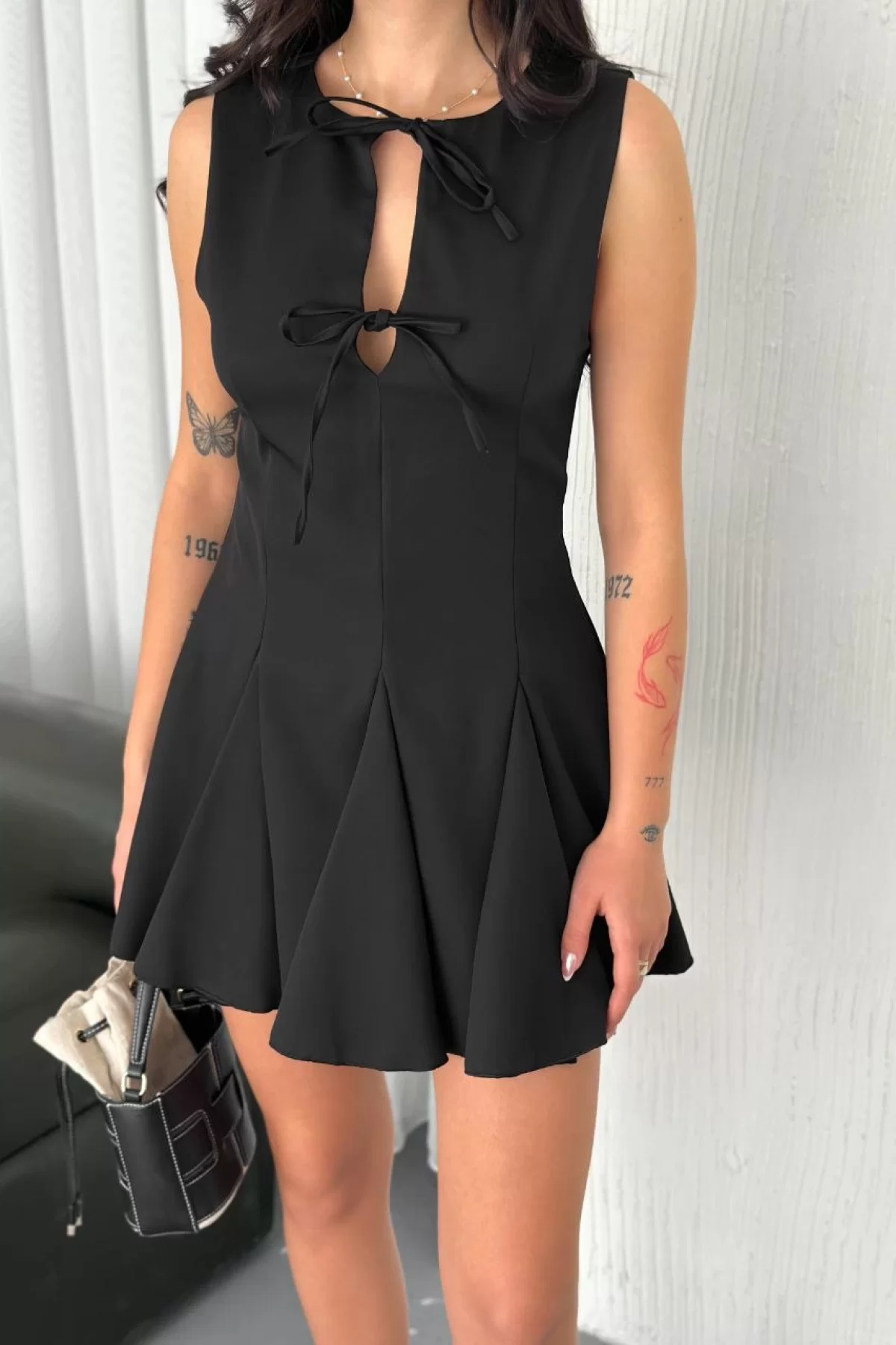 Göğüs Bağlamalı Kolsuz Mini Boy Elbise - Siyah