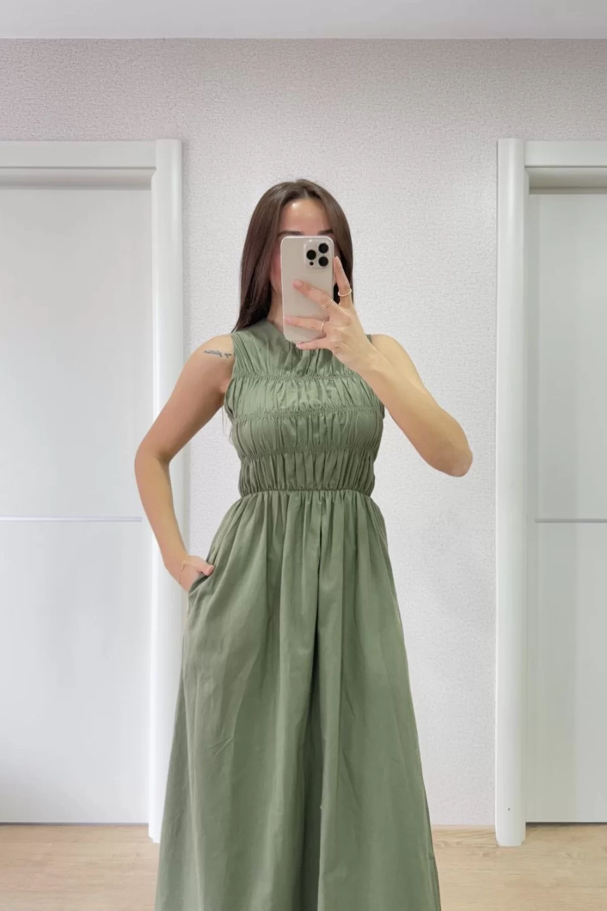 Kolsuz Göğüs Lastıklı %100 Poplin Uzun Elbise - Yeşil