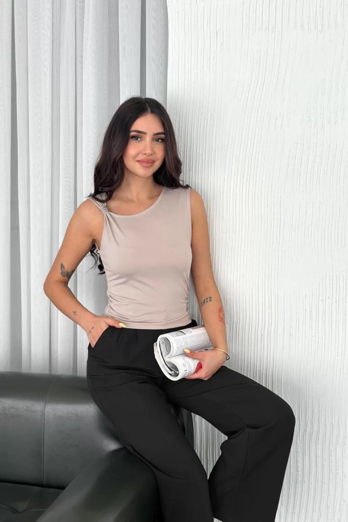 Osy Modal Yumuşak Dokulu Kumaş Bisiklet Yaka Kadın Sıfır Kol Bluz Omuz Toka Aksesuar Detaylı - Bej