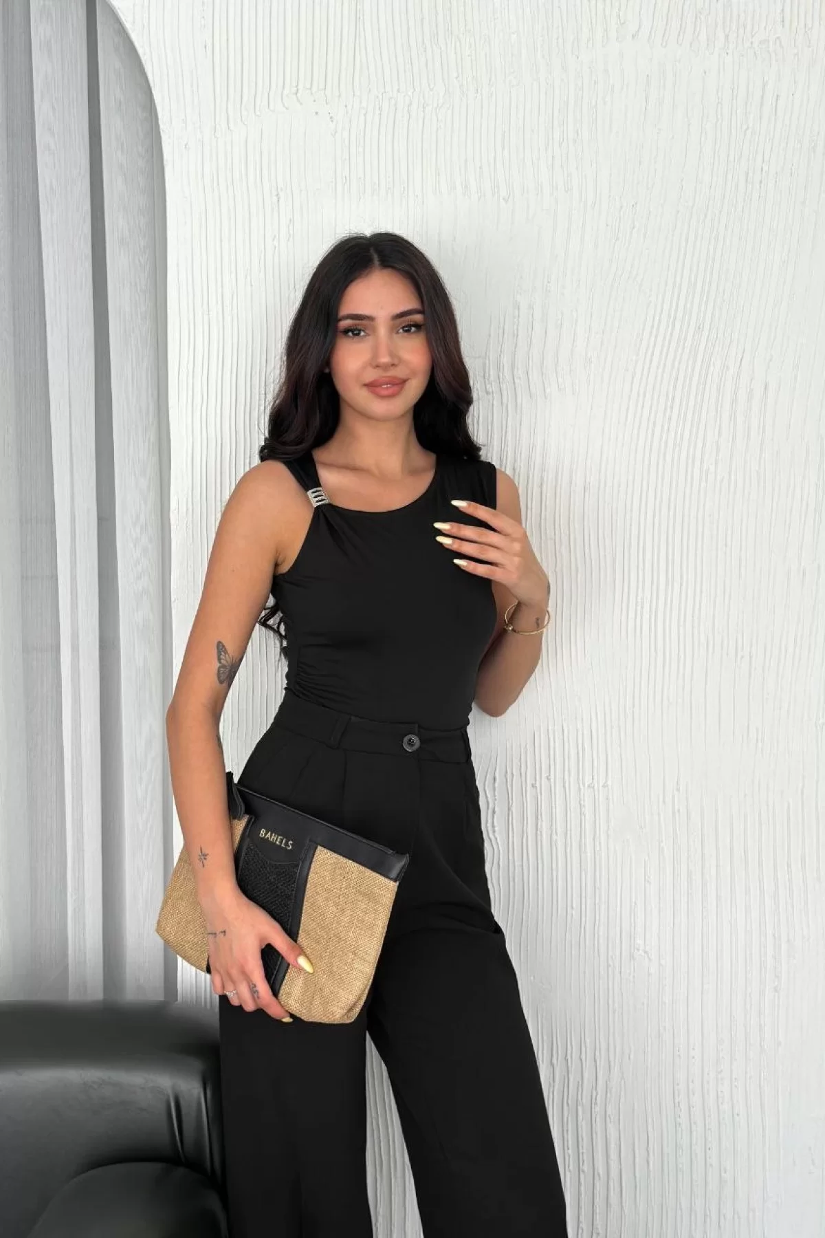 Osy Modal Yumuşak Dokulu Kumaş Bisiklet Yaka Kadın Sıfır Kol Bluz Omuz Toka Aksesuar Detaylı - Siyah