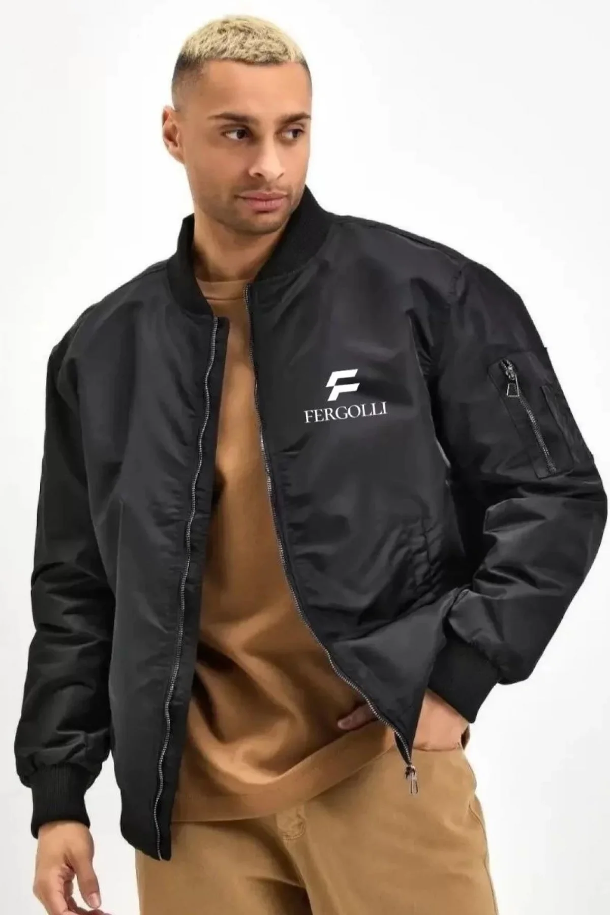Erkek Siyah Bomber Mont – Fergolli Logo Baskılı, Fermuarlı Cepli, Kapitone Astarlı Şık ve Rahat Günlük Ceket - Siyah