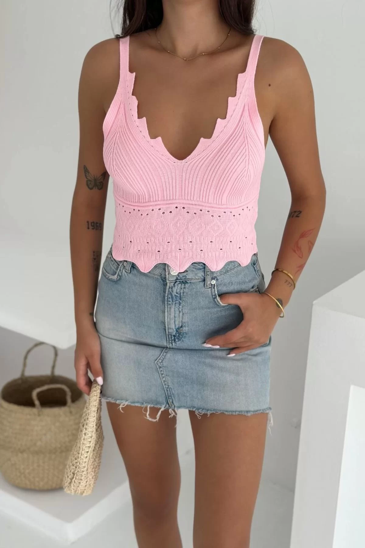 V Yaka Askılı Arkası Açık Triko Crop - Toz Pembe