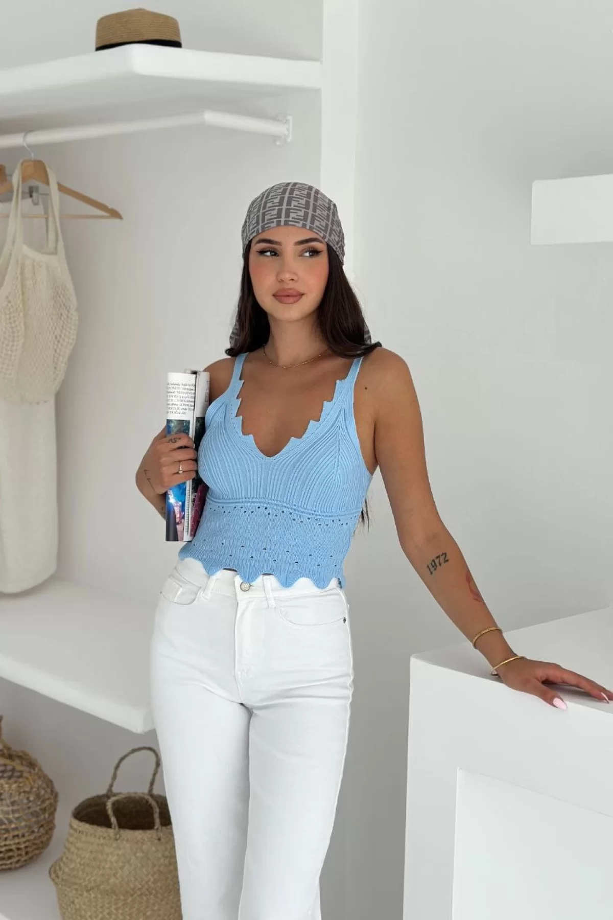 V Yaka Askılı Arkası Açık Triko Crop - Bebe Mavisi