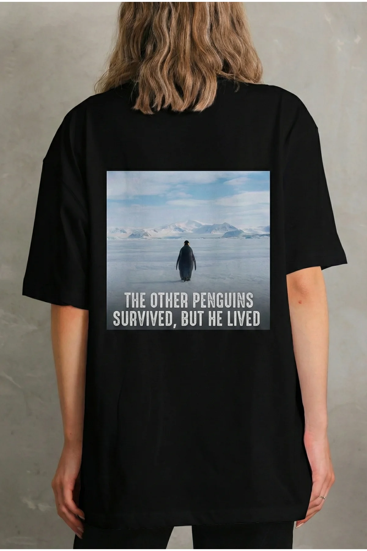Kadın Oversize Tişört - Sırt Baskılı Survivor Penguin Temalı Felsefi Yazılı - Siyah