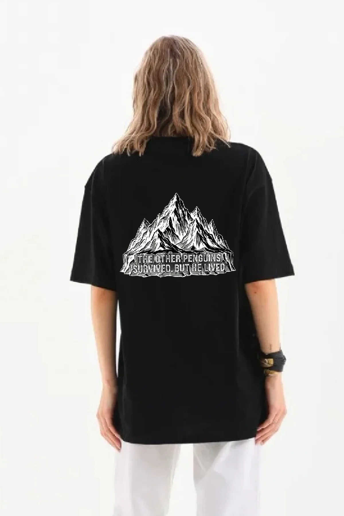 Kadın Nihilist Penguen Temalı Oversize Bisiklet Yaka Tişört - Siyah