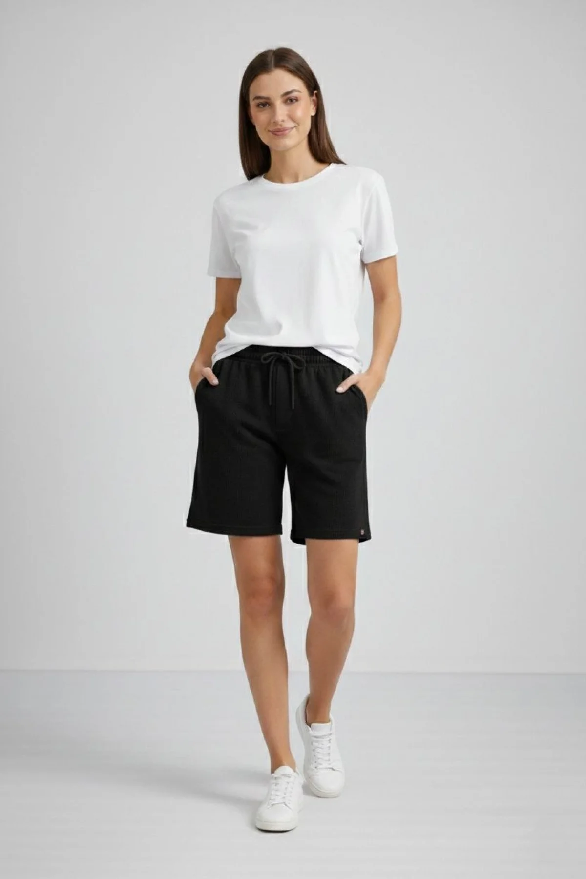Kadın Dokuma otoban Şort Beli Lastikli Bağcıklı Cepli Kesim Şort - Siyah