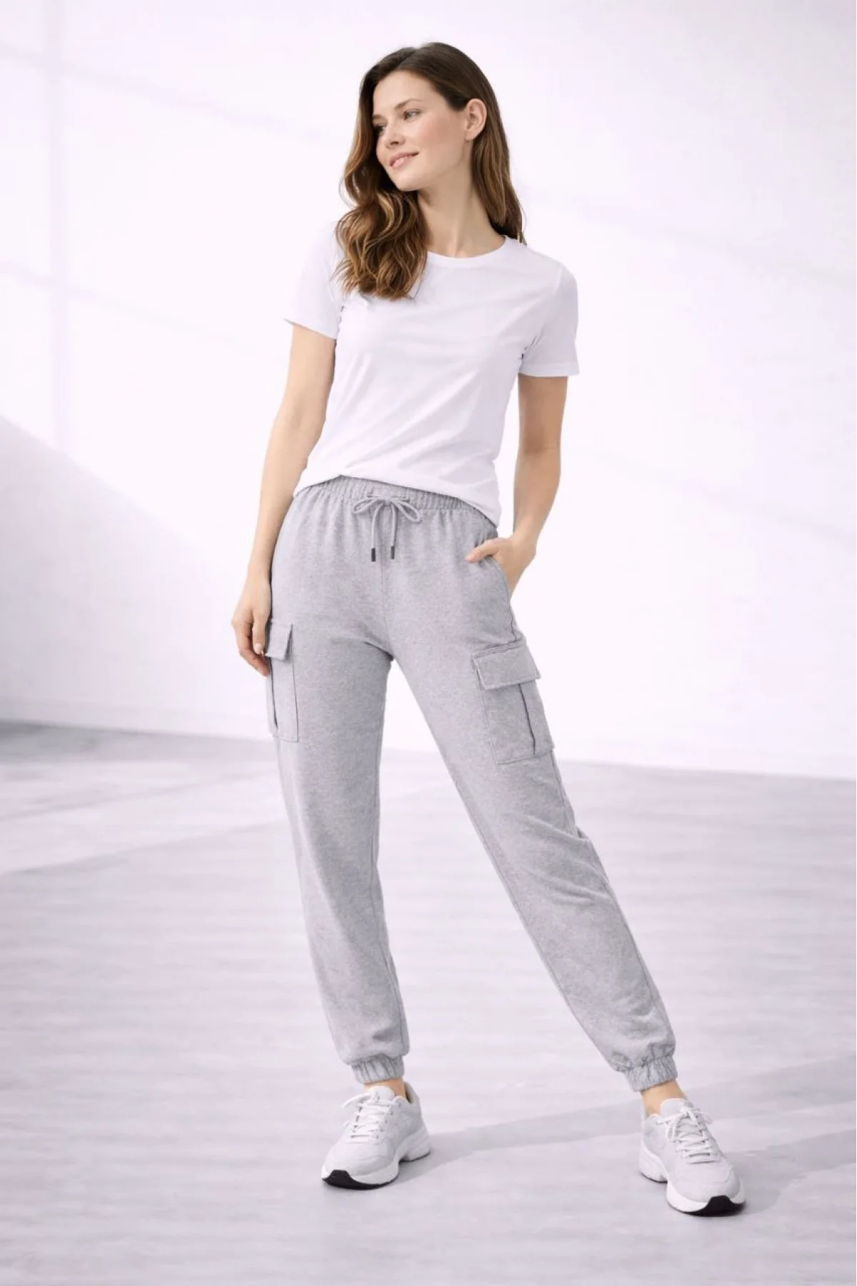 Kadın Jogger Eşofman Altı Rahat Kalıp, Kargo Cepli, Lastikli Paça, Günlük Spor Pantolon - Gri