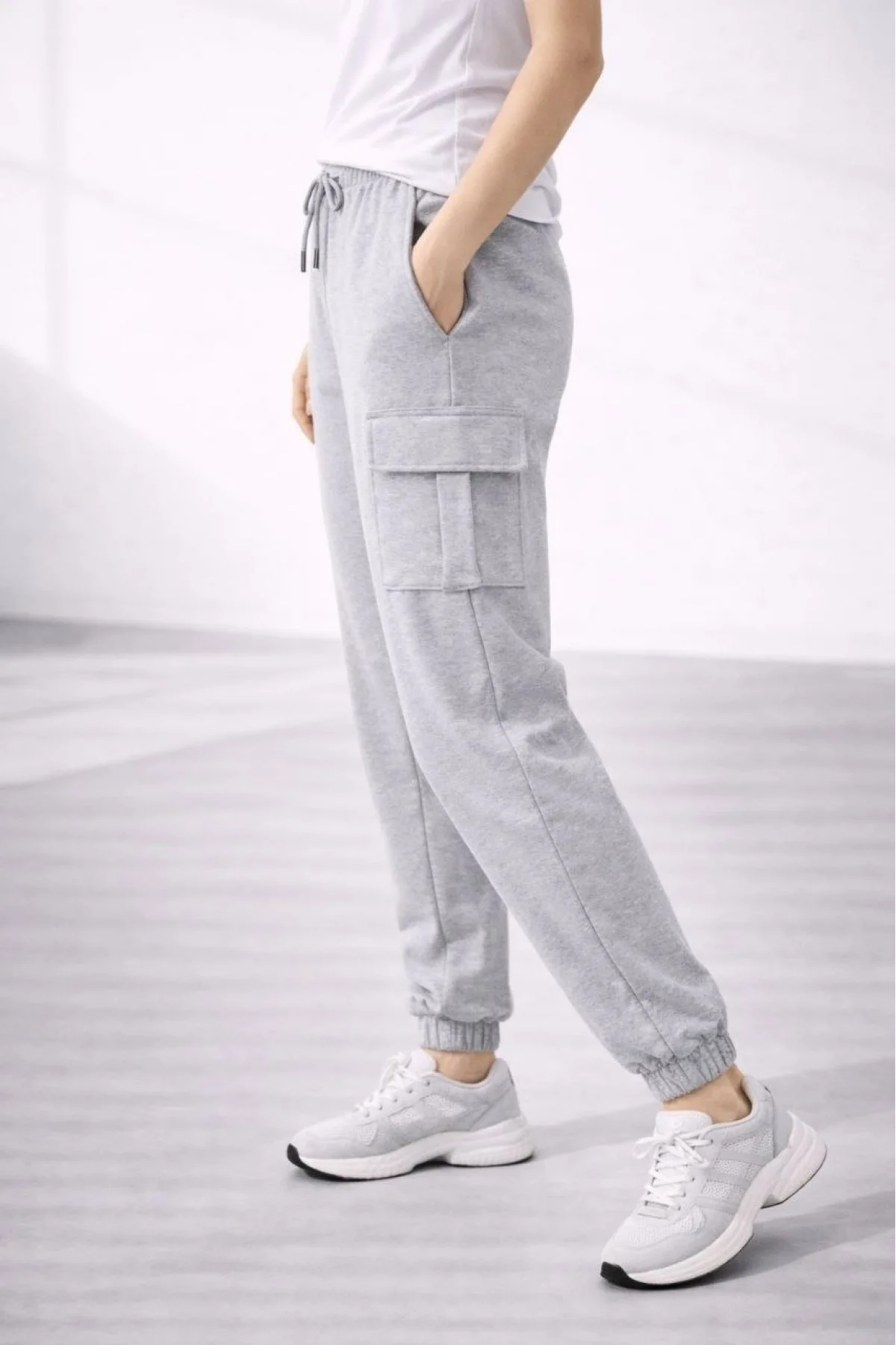 Kadın Jogger Eşofman Altı Rahat Kalıp, Kargo Cepli, Lastikli Paça, Günlük Spor Pantolon - Gri