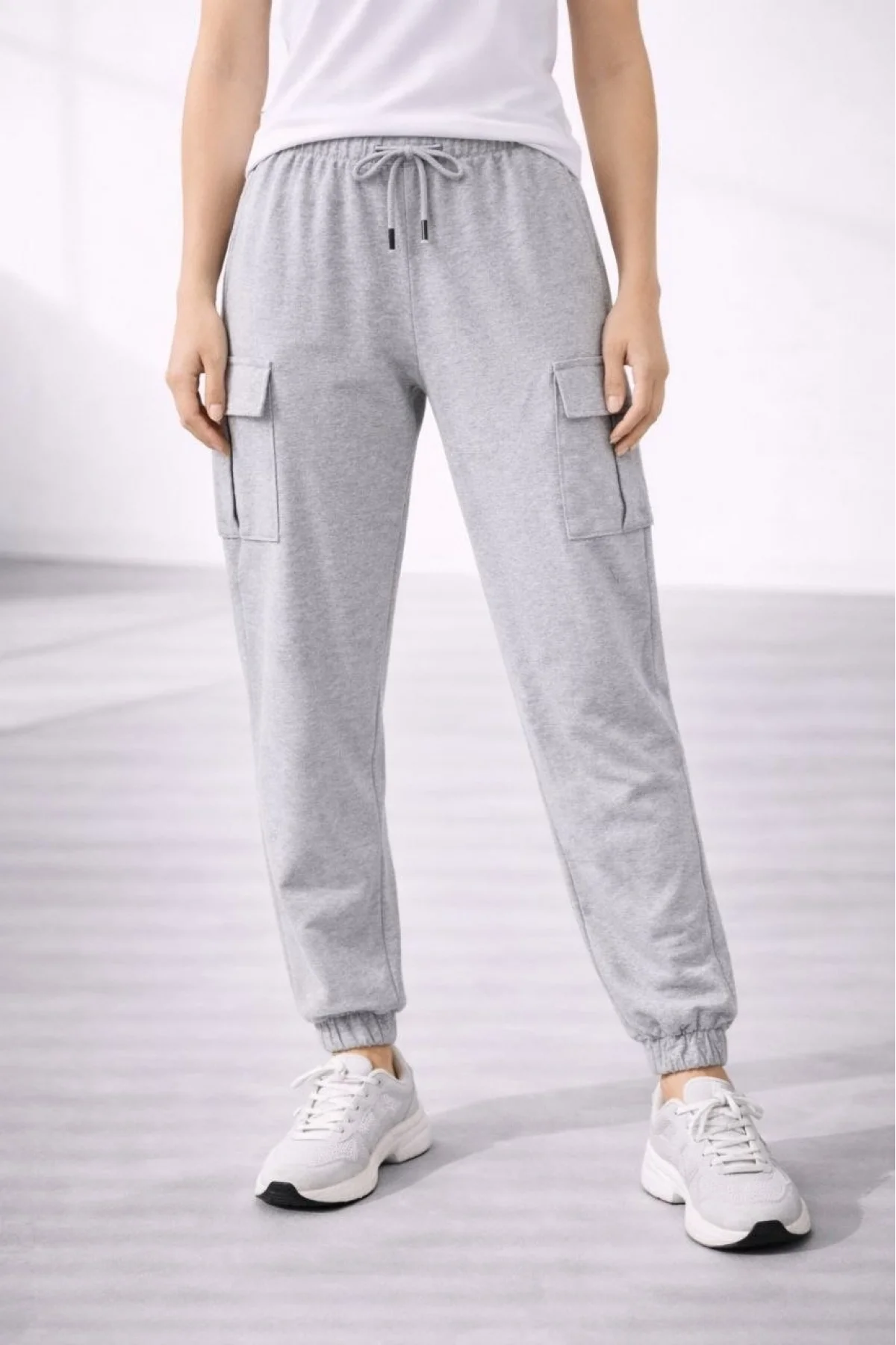 Kadın Jogger Eşofman Altı Rahat Kalıp, Kargo Cepli, Lastikli Paça, Günlük Spor Pantolon - Gri