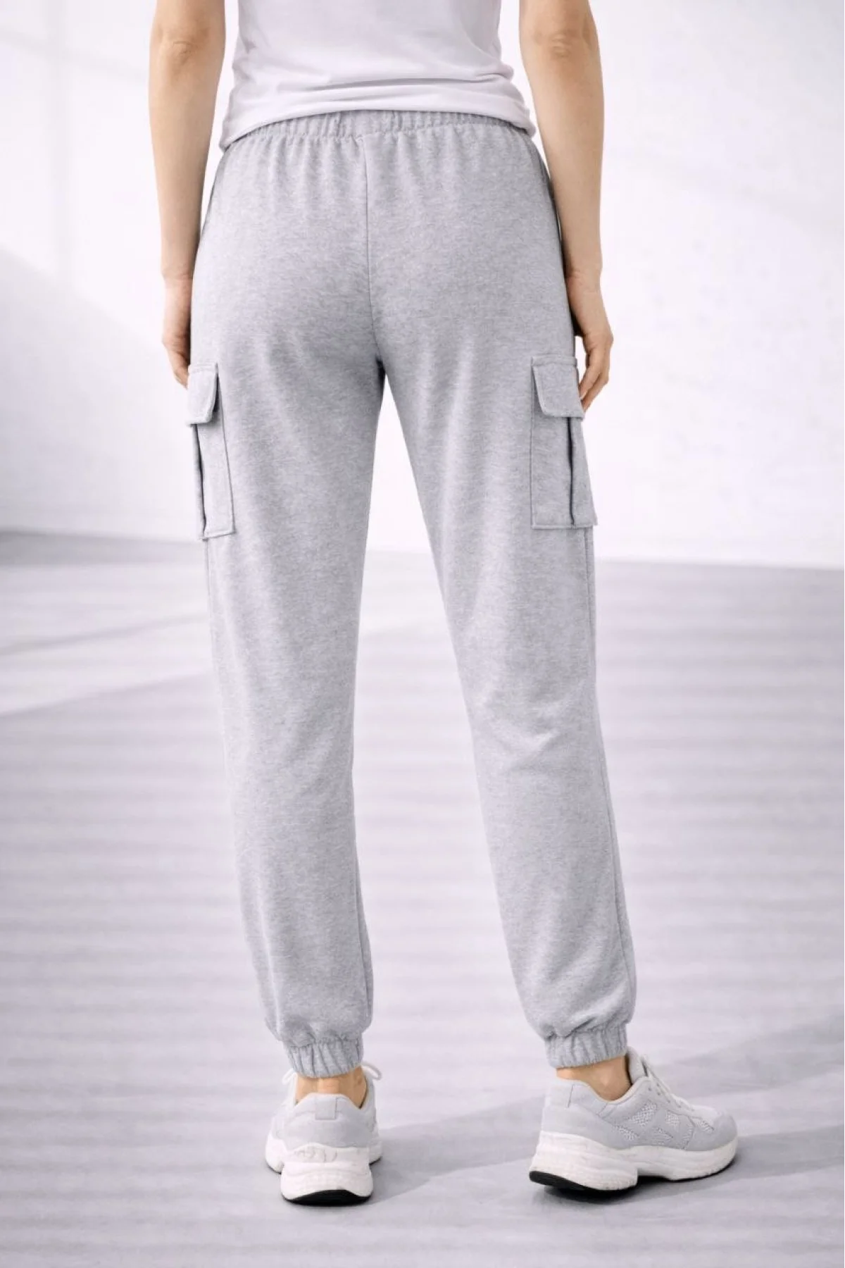 Kadın Jogger Eşofman Altı Rahat Kalıp, Kargo Cepli, Lastikli Paça, Günlük Spor Pantolon - Gri