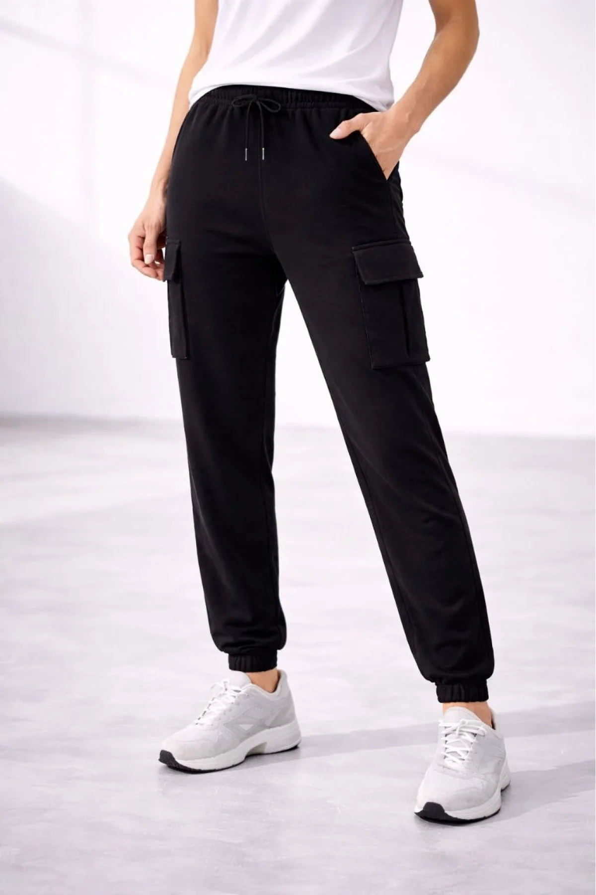 Kadın Jogger Eşofman Altı Rahat Kalıp, Kargo Cepli, Lastikli Paça, Günlük Spor Pantolon - Siyah