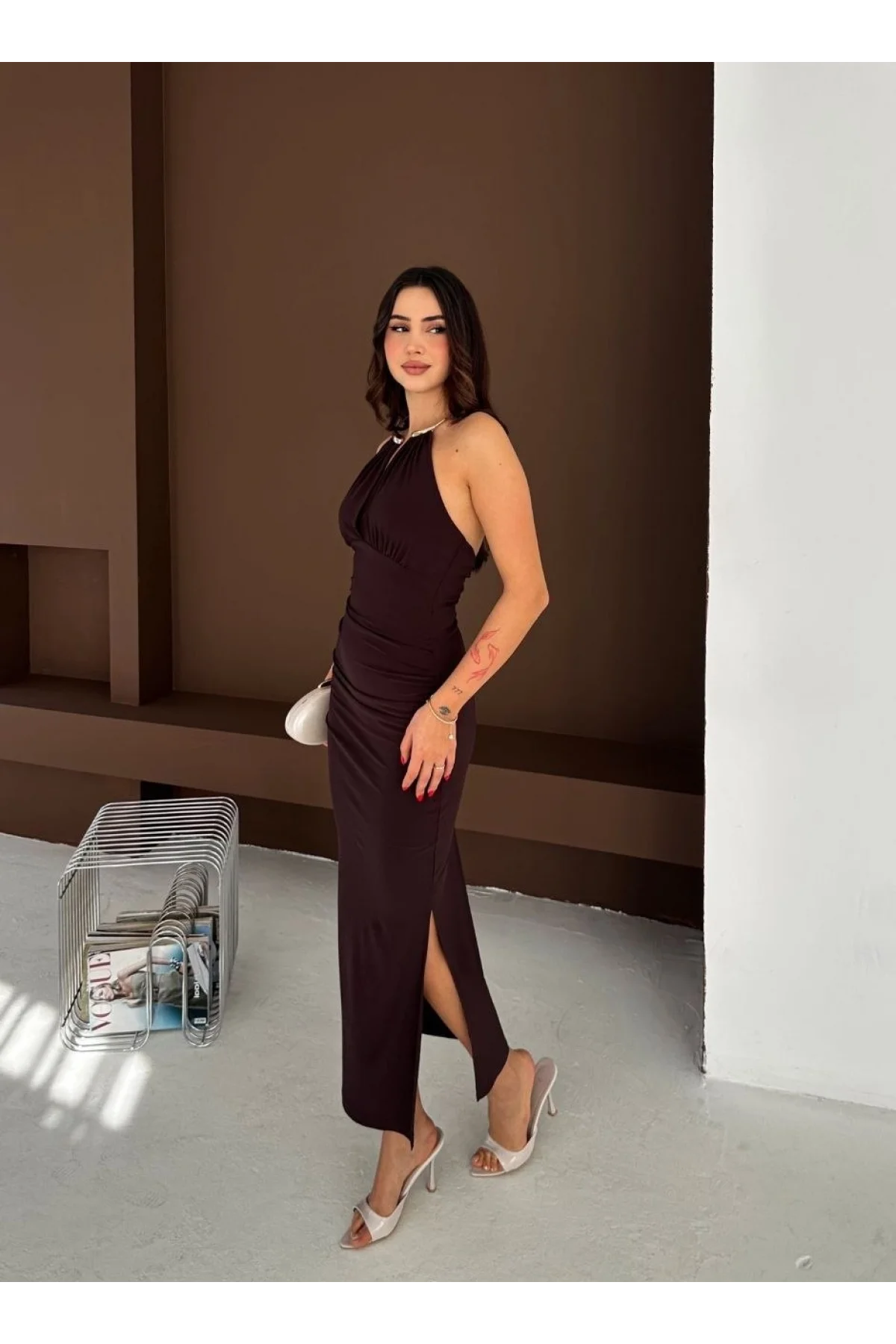 Kadın Uzun Abiye Elbise Yırtmaçlı Sırt Dekolteli Şık Gece Elbisesi - Kahverengi