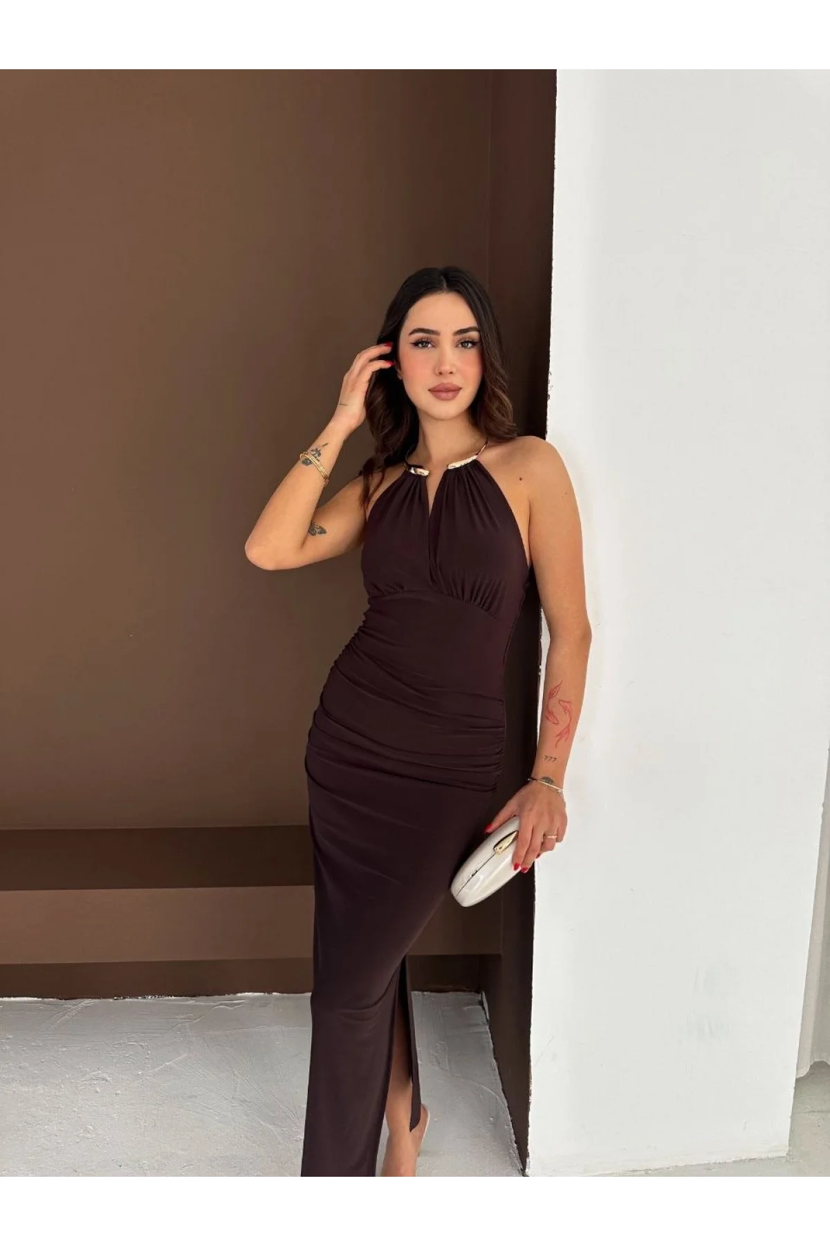 Kadın Uzun Abiye Elbise Yırtmaçlı Sırt Dekolteli Şık Gece Elbisesi - Kahverengi