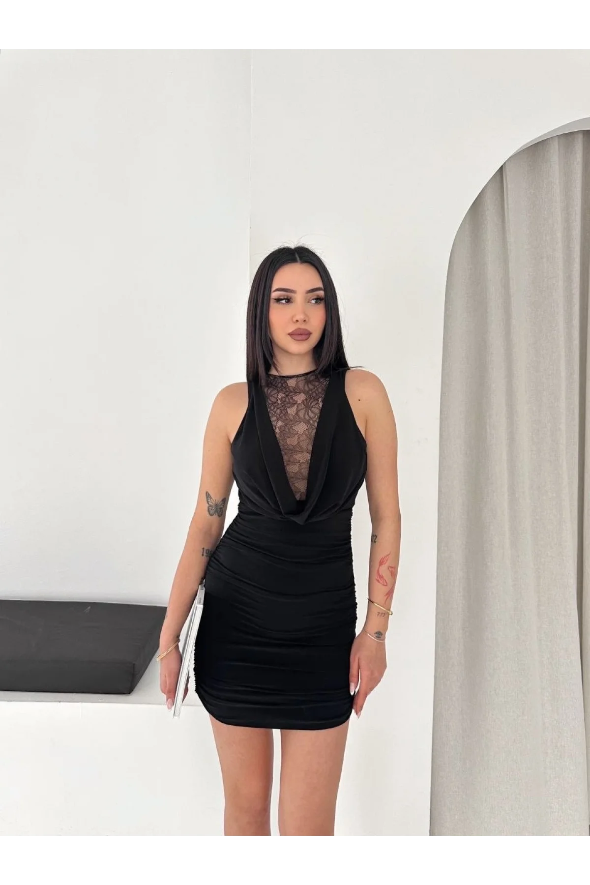 Kadın Dantel Detaylı Derin Dekolte Drapeli Mini Elbise Şık Kolsuz - Siyah