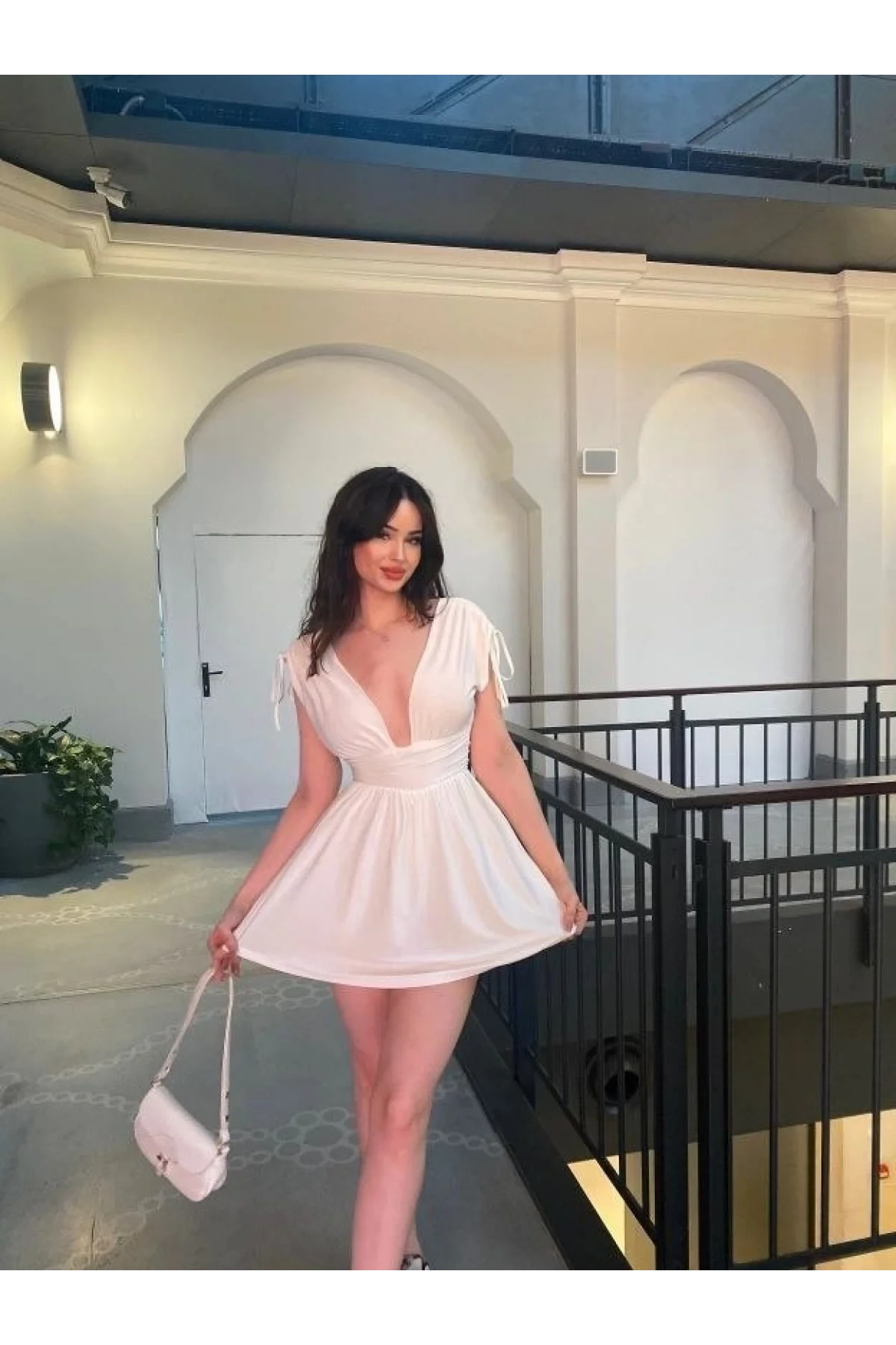 Kadın Derin V Yaka Etek Görünümlü Şortlu Elbise Drapeli Mini Yazlık - Beyaz