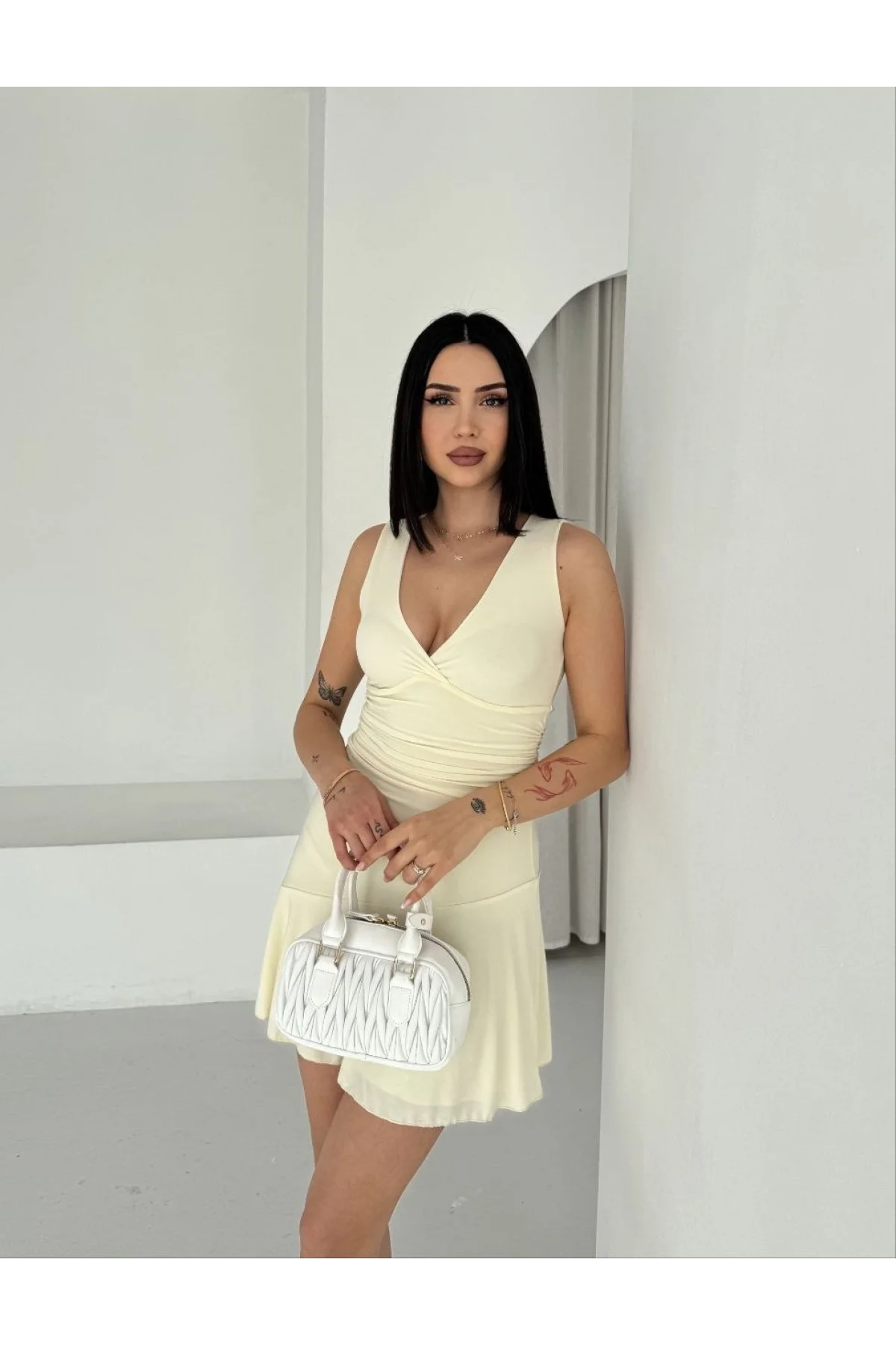 Kadın Derin V Yaka Sırt Dekolteli Mini Elbise Drapeli Şık Kolsuz - Açık Sarı