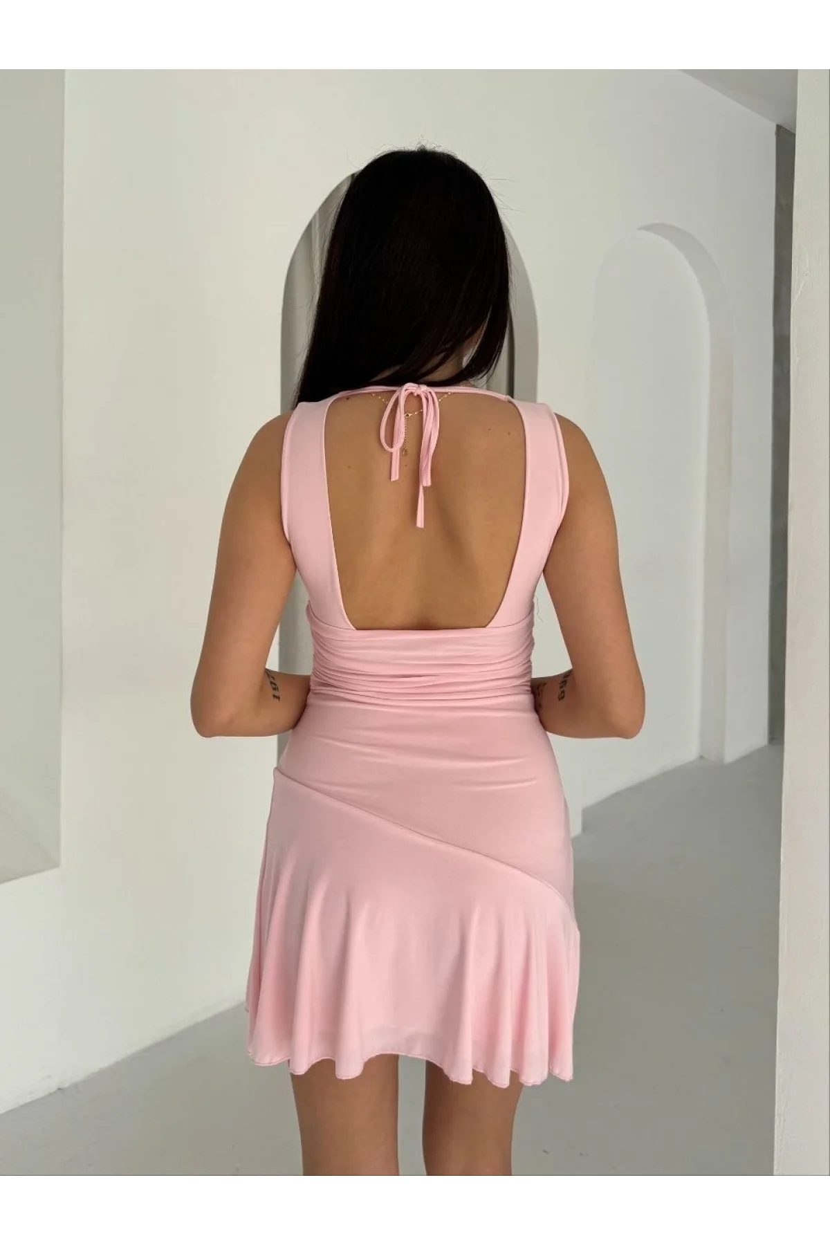 Kadın Derin V Yaka Sırt Dekolteli Mini Elbise Drapeli Şık Kolsuz - Pembe