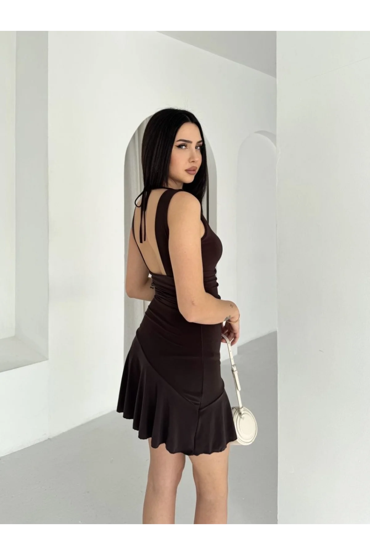 Kadın Derin V Yaka Sırt Dekolteli Mini Elbise Drapeli Şık Kolsuz - Kahverengi