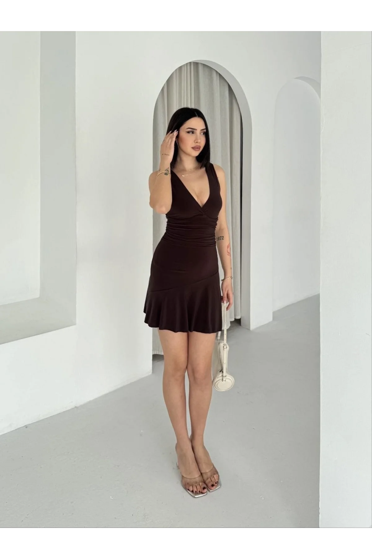 Kadın Derin V Yaka Sırt Dekolteli Mini Elbise Drapeli Şık Kolsuz - Kahverengi