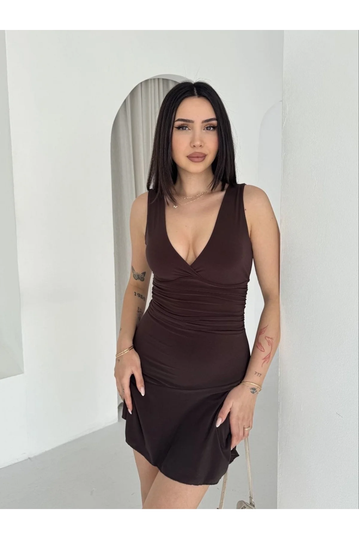 Kadın Derin V Yaka Sırt Dekolteli Mini Elbise Drapeli Şık Kolsuz - Kahverengi