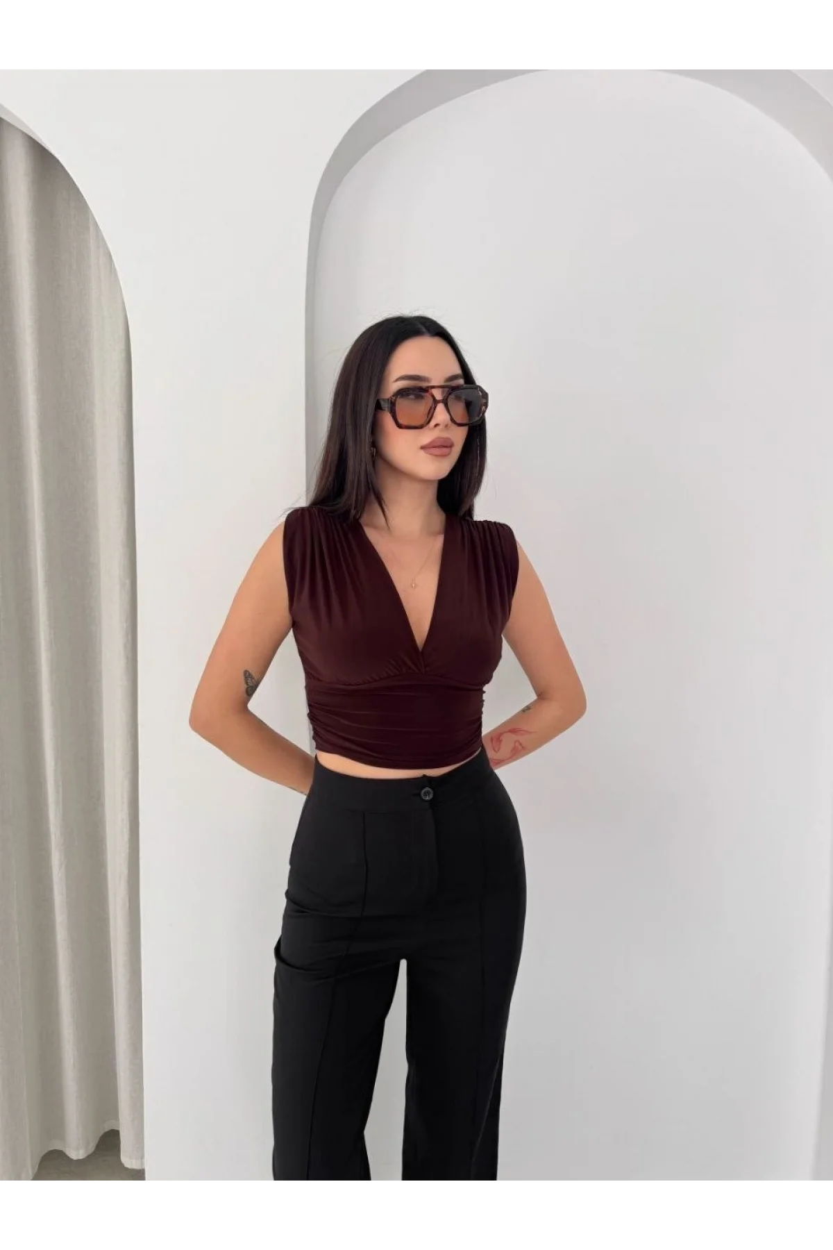 Kadın Vatkalı Kolsuz V Yaka Drapeli Crop Bluz Likralı Fit - Kahverengi